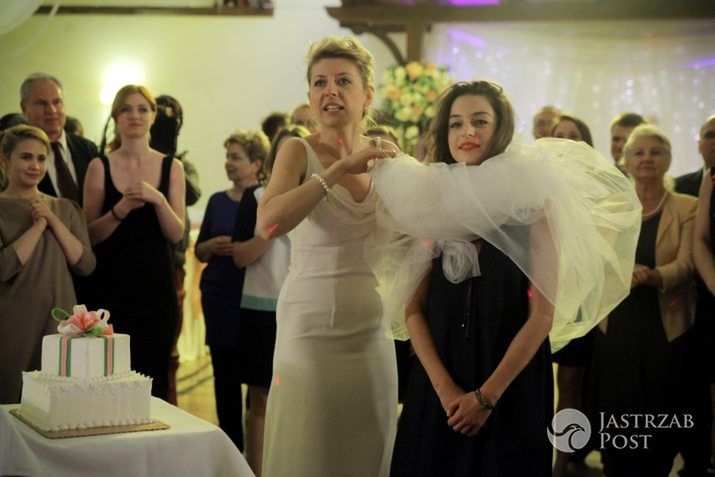 Powiedz TAK odcinek 11, Justyna (Agnieszka Więdłocha). Ela (Anna Smołowik)