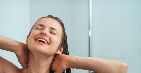 5 prysznicowych nawyków, które niszczą skórę