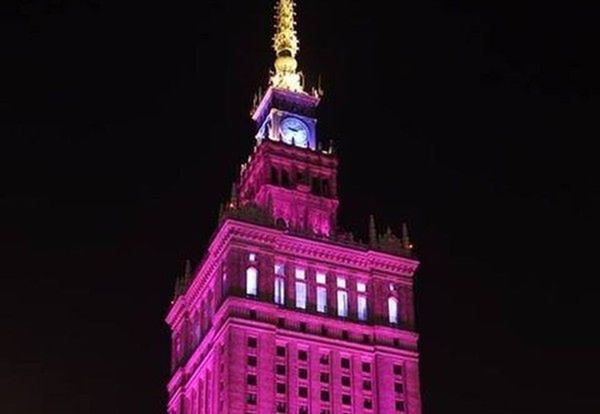 Oświetlą PKiN na różowo! Warszawa po raz kolejny wspiera walkę z rakiem
