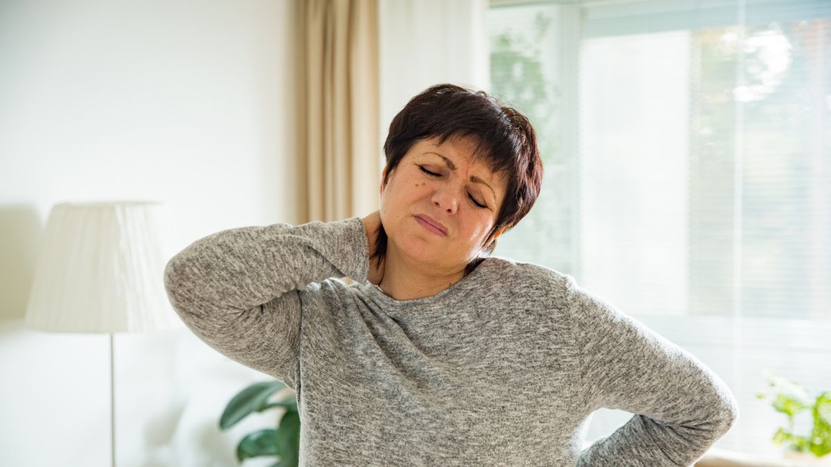 Ból z tyłu głowy może być połączony z bólem karku i wynikać ze zmian zwyrodnieniowych kręgosłupa.