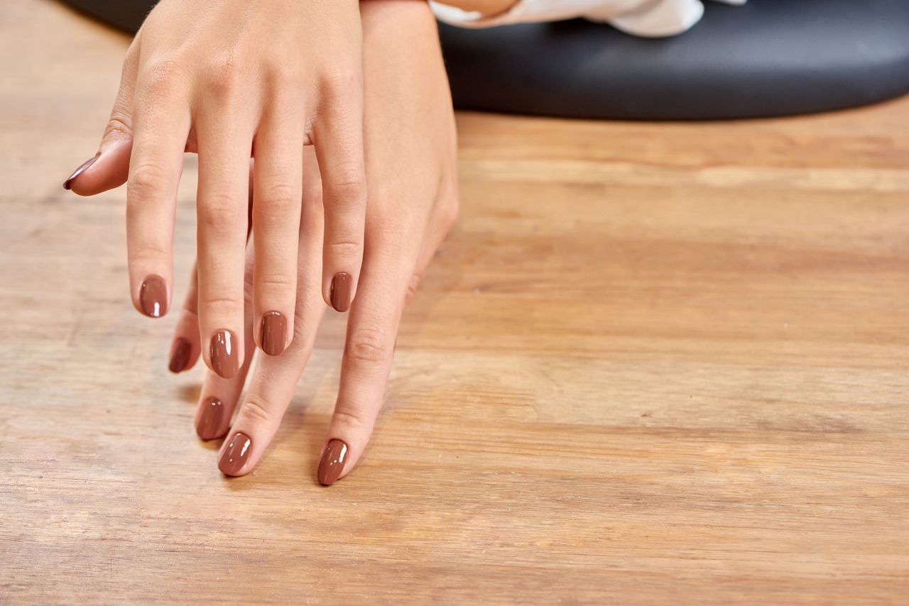 Caramel nails. Modny manicure sprawdzi się idealnie do wakacyjnych stylizacji