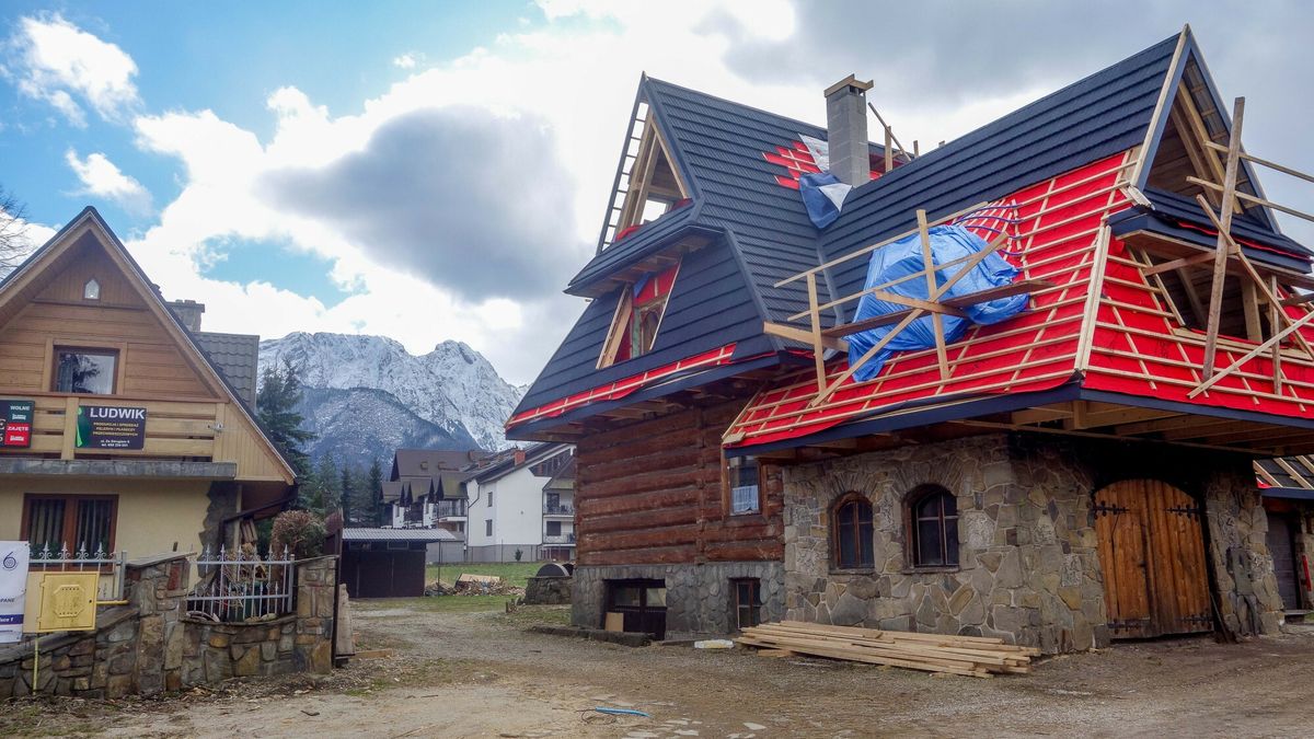 Reporter archiwum 2024 06
25.03.2024 Zakopane. Typowa zabudowa goralska. Budowa domow pod wynajem. Fot. Piotr Kamionka/REPORTER
Piotr Kamionka/REPORTER