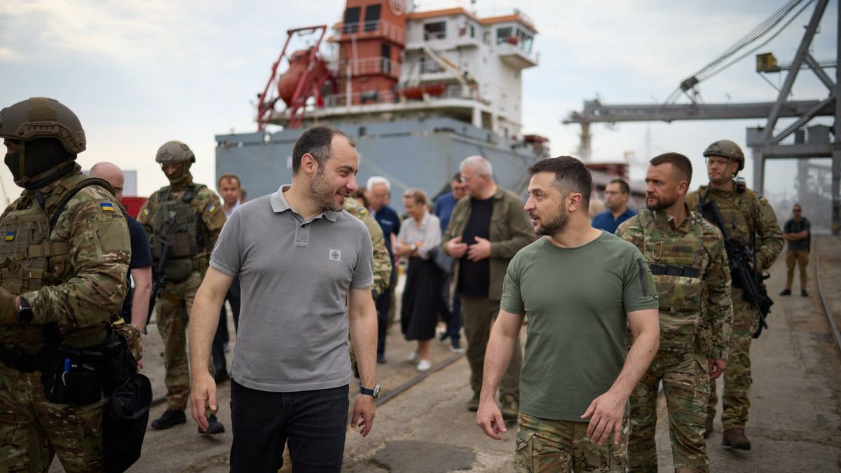 Umowa zbożowa przedłużona o 120 dni. Na zdjęciu minister infrastruktury Ukrainy Ołeksandr Kubrakow (z lewej) i prezydent Ukrainy Wołodymyr Zełenski