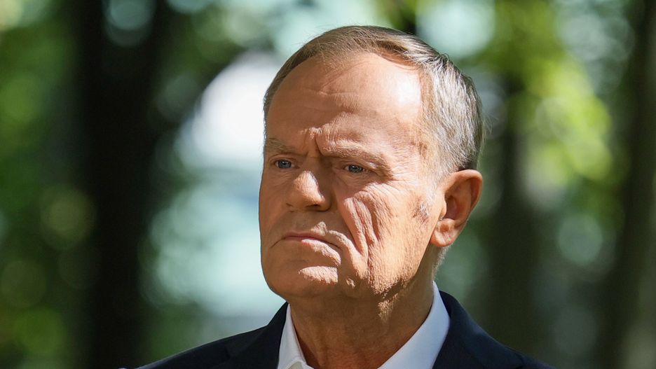 Warszawa, 13.08.2024. Premier Donald Tusk podczas konferencji prasowej po posiedzeniu rządu przed siedzibą KPRM w Warszawie, 13 bm. (ad) PAP/Paweł Supernak