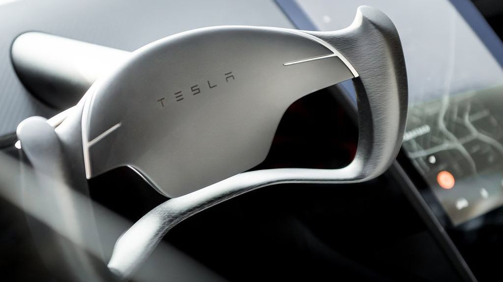 Tesla bez kierownicy? Do tego jeszcze daleko, ale w sierpniu zaczyna się marsz w kierunku autonomii.