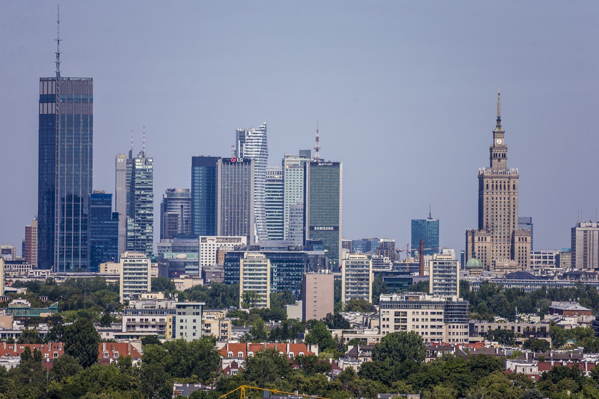 W Warszawie obserwuje się dynamiczny rozwój elektromobilności. Stolica przoduje w liczbie punktów ładowania, a liczba rejestrowanych pojazdów elektrycznych stale rośnie.