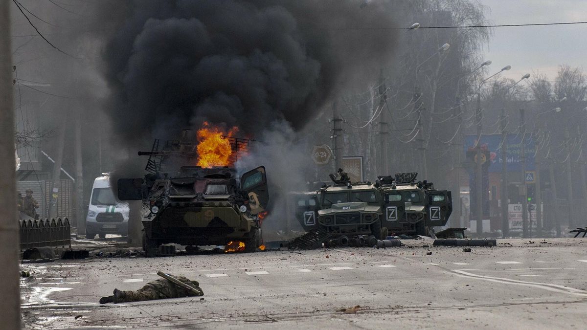 Wojna w Ukrainie - bitwa o Charków
An armored personnel carrier burns and damaged light utility vehicles stand abandoned after fighting in Kharkiv, Ukraine, Sunday, Feb. 27, 2022. The city authorities said that Ukrainian forces engaged in fighting with Russian troops that entered the country's second-largest city on Sunday. (AP Photo/Marienko Andrew)
AP
