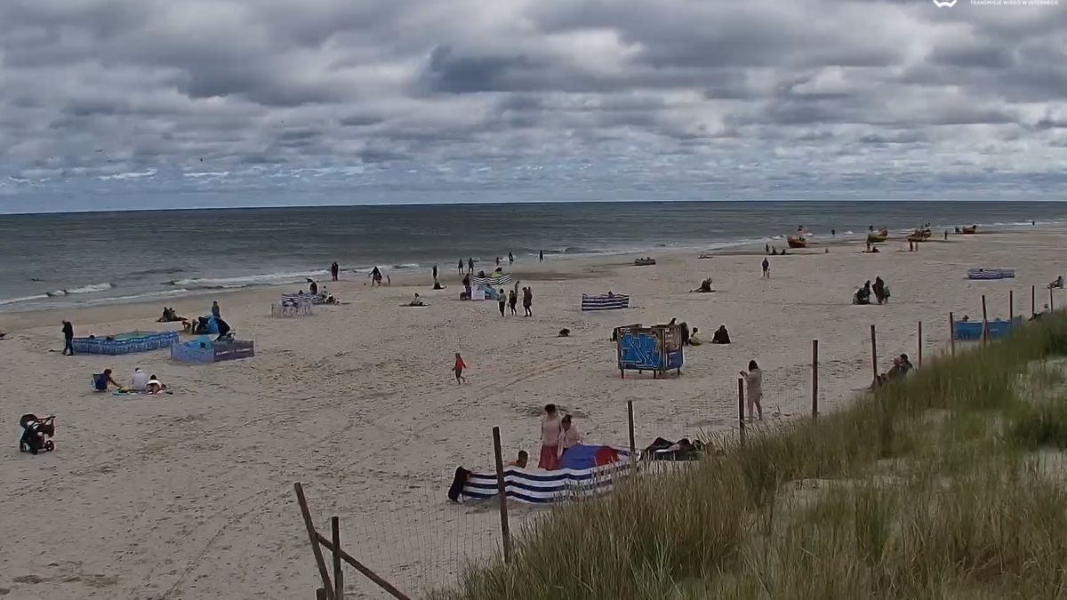 Na plaży w Dębkach (woj.pomorskie) plażowiczów nie brakuje!