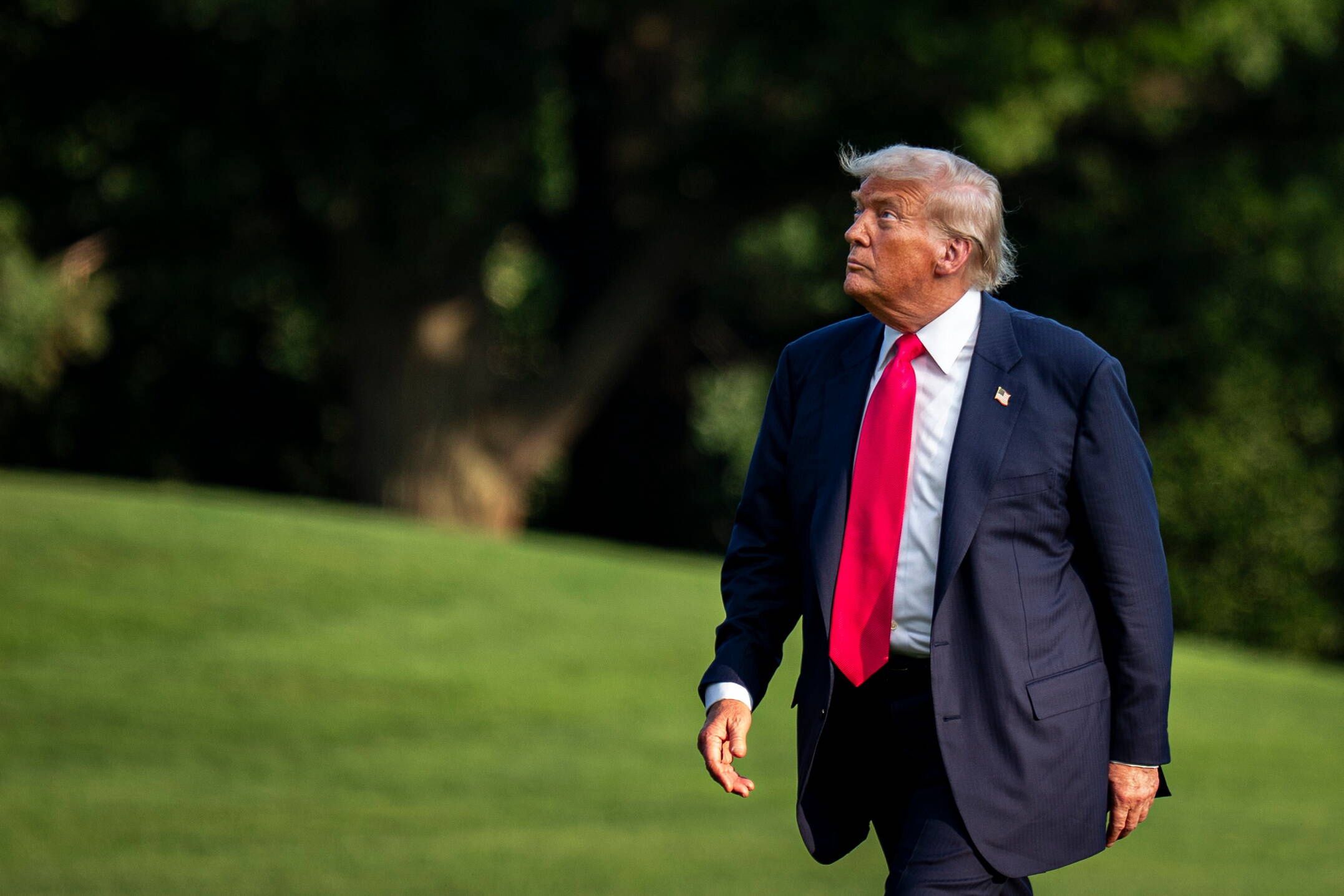 US President Trump touts 92 billion in AI, energy to boost US competitiveness
epa12240014 US President Donald Trump walks on the South Lawn of the White House after arriving on Marine One in Washington, DC, USA, 15 July 2025. Trump hailed more than $92 billion US dollars in investments in artificial intelligence and energy infrastructure during a visit to Pennsylvania, highlighting his efforts to bolster US competitiveness in the AI field.  EPA/Al Drago / POOL 
Dostawca: PAP/EPA.
Al Drago / POOL
politics, POTUS, White House
