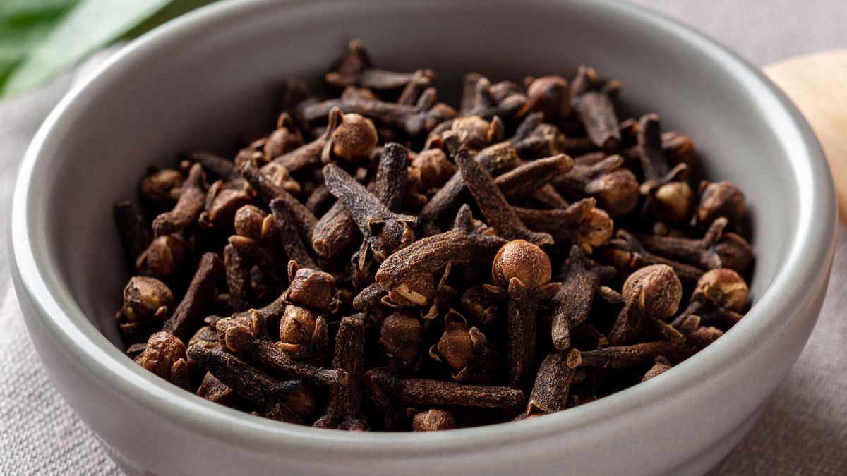 Goździki zmielone na świeżo są o wiele bardziej intensywne