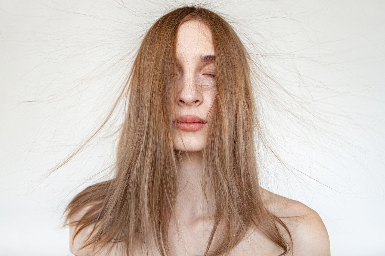 Elektryzowanie włosów może być bardziej nasilone wśród osób, które na co dzień korzystają z plastikowych szczotek lub grzebieni
