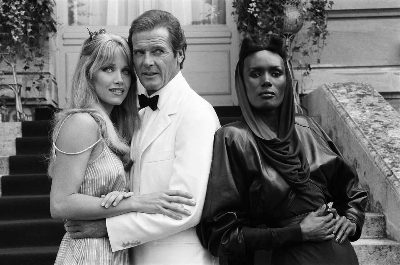 Tanya Roberts, Roger Moore i Grace Jones promujący "Zabójczy widok", 1984 r.