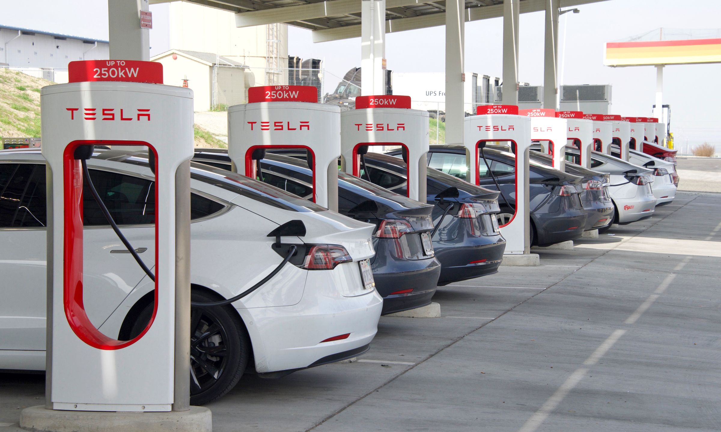 Tesla; samochody elektryczne; fabryka