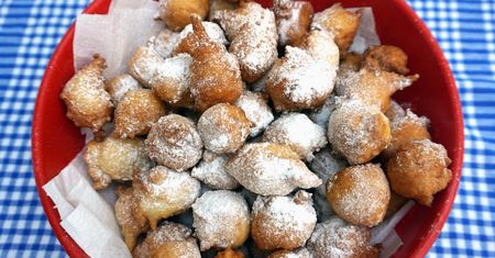 Prosty przepis na mini pączki. Zrobisz je w mig