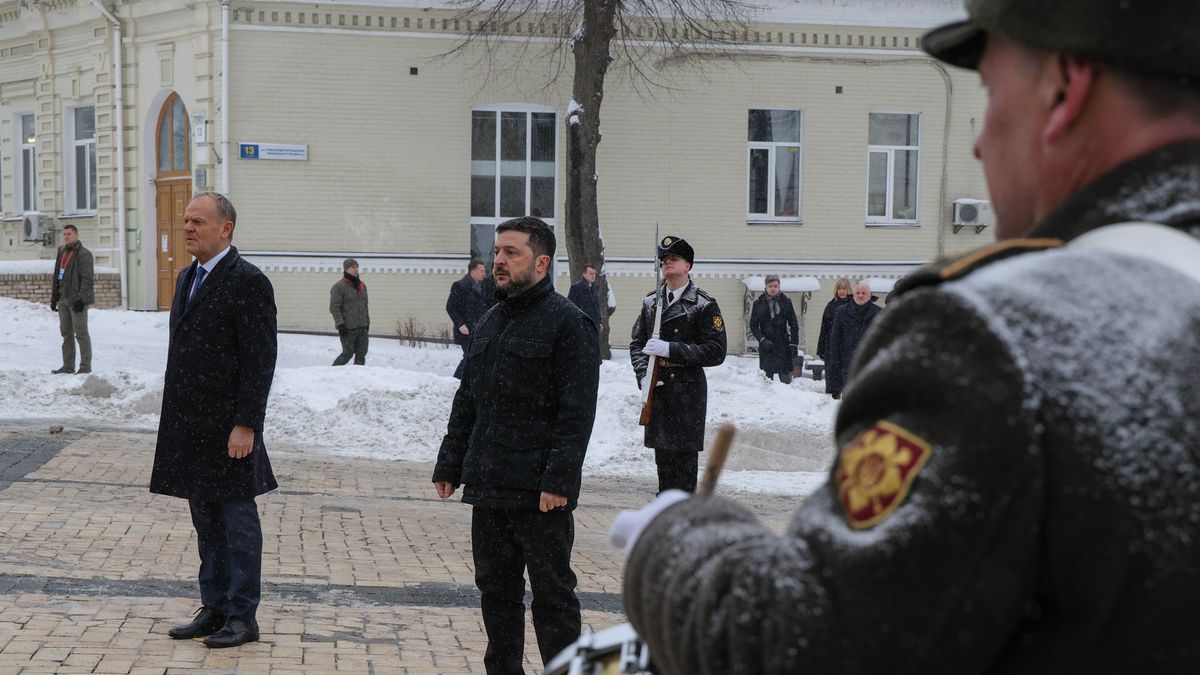 Kijów, Ukraina, 05.02.2026. Premier RP Donald Tusk (L) oraz prezydent Ukrainy Wołodymyr Zełenski (P) podczas złożenia kwiatów przed Ścianą Pamięci Poległych za Ukrainę w Kijowie, 5 bm. Premierowi podczas wizyty towarzyszy m.in. minister finansów i gospodarki Andrzej Domański, który przygotowuje światową konferencję poświęconą powojennej odbudowie Ukrainy. Wizyta ma też związek z trwającym ostrzałem ukraińskiej infrastruktury energetycznej. (aldg) PAP/Paweł Supernak