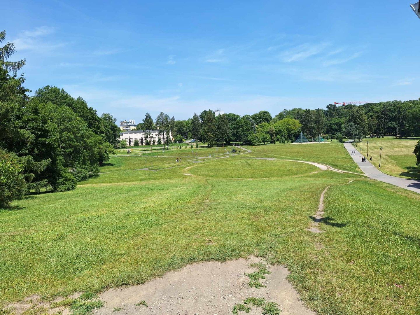 Park Jordana w Krakowie dzisiaj opustoszały mimo pięknej, słonecznej pogody...