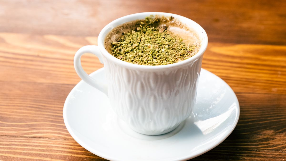 Gorąca czekolada posypana rozdrobnionymi pistacjami