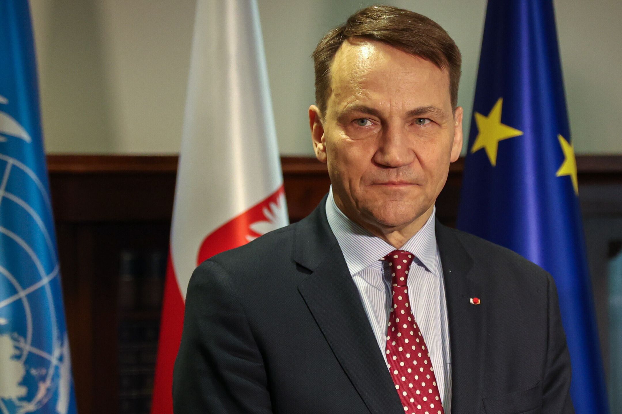 Nowy Jork, USA, 23.02.2024. Minister spraw zagranicznych Radosław Sikorski podczas konferencji prasowej w Stałym Przedstawicielstwie RP przy NZ w Nowym Jorku, 23 bm. W Nowym Jorku odbyła się debata ONZ nt, 2. rocznicy pełnoskalowej inwazji Rosji na Ukrainę. (jm) PAP/Marcin Cholewiński