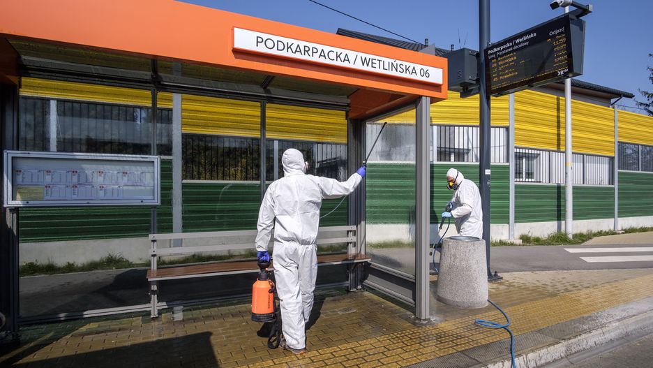 Koronawirus. Rzeszów w żółtej strefie. "Wracamy do początku pandemii". Na zdjęciu: kwietniowa dezynfekcja przystanków w Rzeszowie.