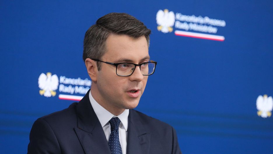 Warszawa, 13.03.2023. Rzecznik prasowy rządu Piotr Mueller podczas konferencji prasowej w siedzibie Kancelarii Prezesa Rady Ministrów w Warszawie, 13 bm. Spotkanie dotyczyło spraw bieżących. (jm) PAP/Paweł Supernak