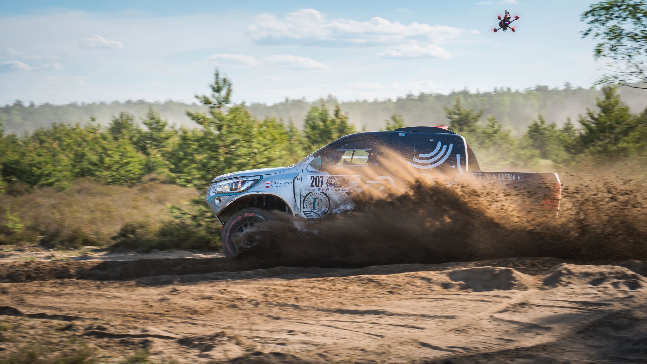 Dźwięki, jakie wydaje Toyota Hilux T1 to już coś, czego nie da się doświadczyć w żadnym drogowym samochodzie. I nie chodzi tylko o wyczynowe V8