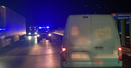 Jechał pod prąd na A4, mając 3 promile. Wcześniej ukradł samochód