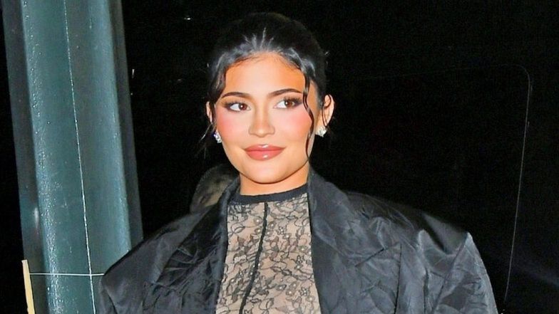 Wciśnięta w rajstopę Kylie Jenner świeci ciążowym brzuszkiem na ulicach Nowego Jorku (ZDJĘCIA)