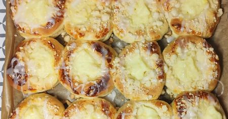 Przepis na pyszne drożdżówki z budyniem. Idealny deser