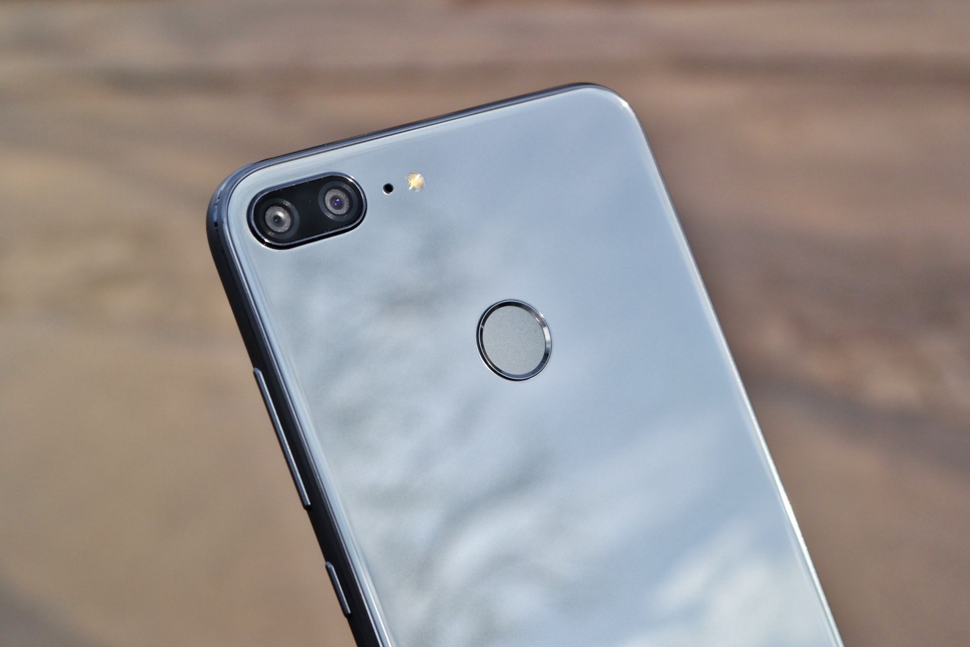 Honor 9 Lite - pierwsze wrażenia. Kosztuje mniej niż 1000 zł, a pod wieloma względami ociera się o górną półkę 8