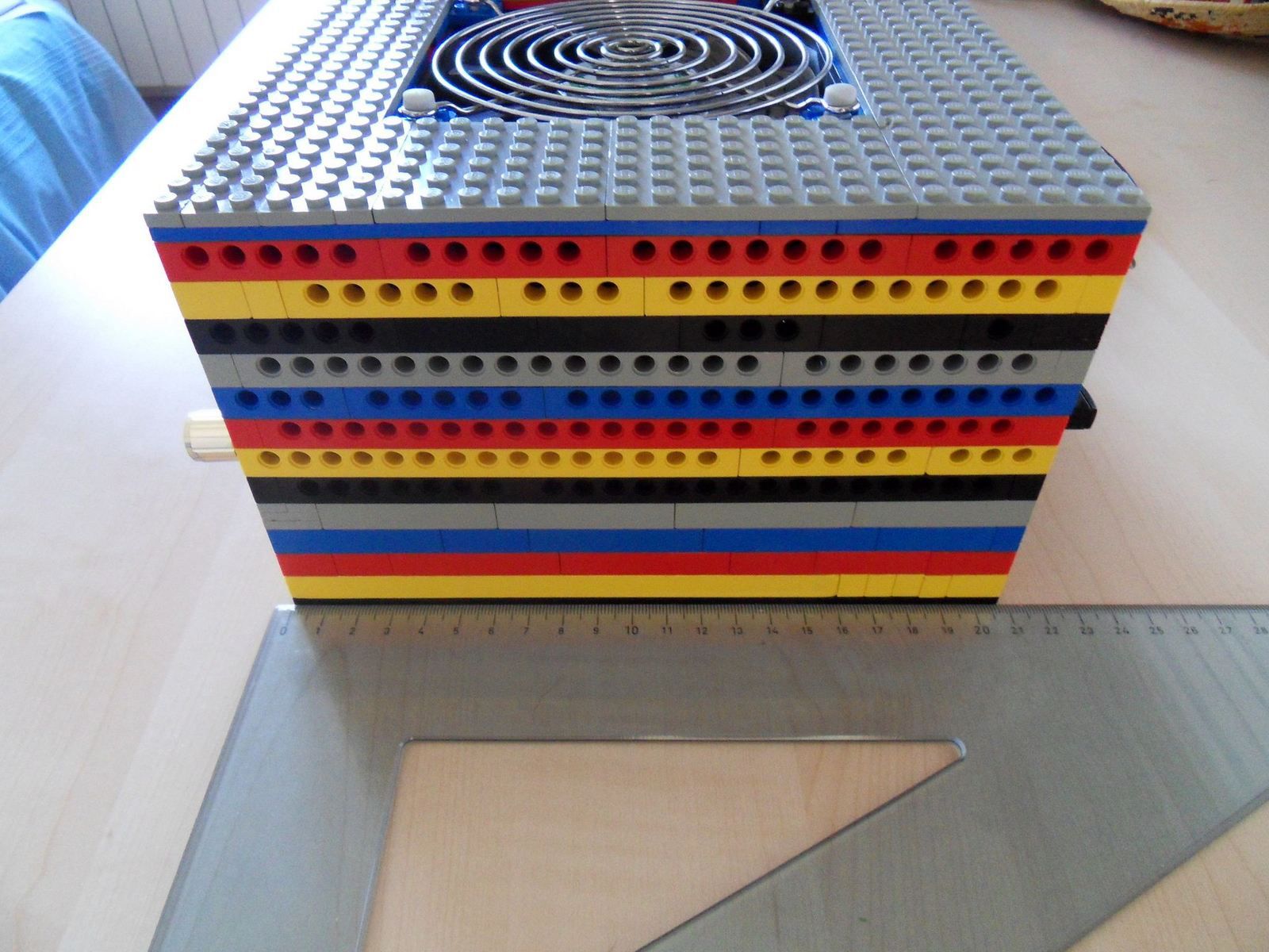 Obudowa komputera z LEGO 8
