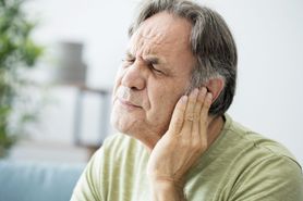 Dzwonienie w uszach jako objaw raka. Sprawdź, kiedy jest groźne