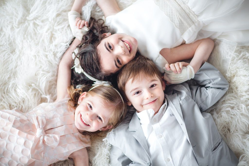 Pierwsza Komunia Święta 2025. Stroje, prezenty i życzenia