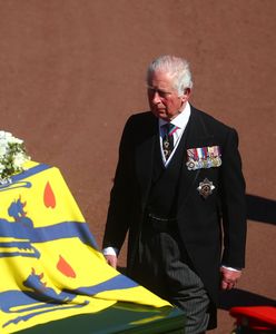 Cały świat widział jego łzy. Zrozpaczony Karol przy trumnie ojca