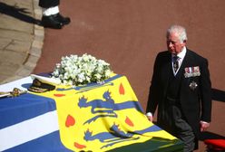 Cały świat widział jego łzy. Zrozpaczony Karol przy trumnie ojca