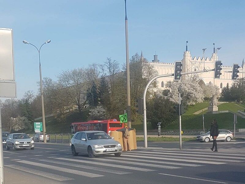 "Samotna blokada" na al. Tysiąclecia