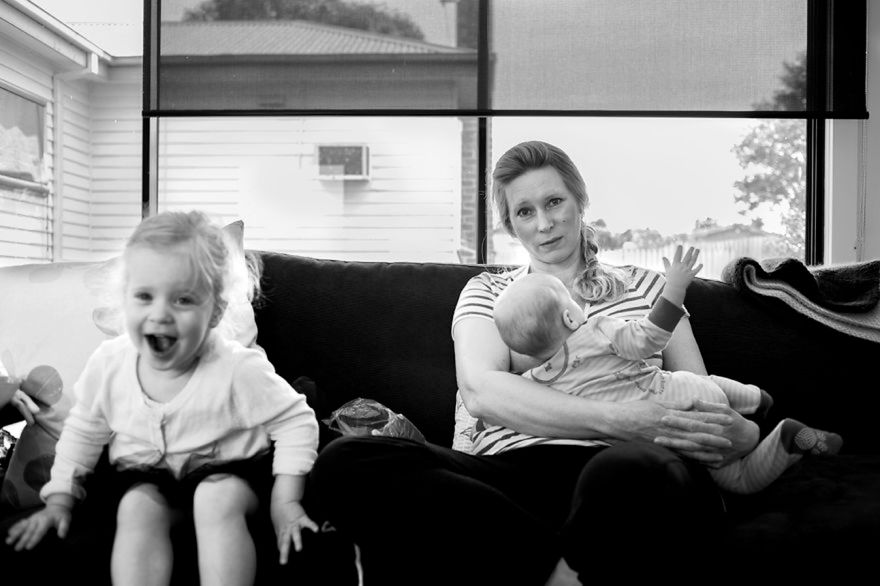 Suzie Blake zaprezentowała emocjonalne portrety karmiących mam 20