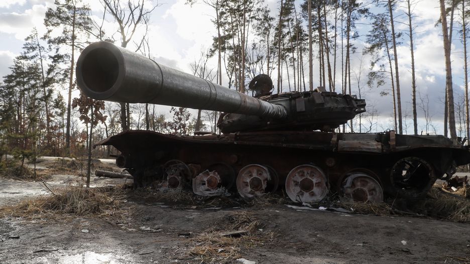 A view of a damaged Russian tank which was destroyed at the end of March 2022 near Dmytrivka village, some 25 km from Kyiv, Ukraine, 14 February 2023. Destroyed Russian military machinery was left by local authorities at the original fighting location to keep as a memory of the Russian invasion which began almost one year earlier. Russian troops on 24 February 2022, entered Ukrainian territory, starting a conflict that has provoked destruction and a humanitarian crisis. EPA/SERGEY DOLZHENKO Dostawca: PAP/EPA.