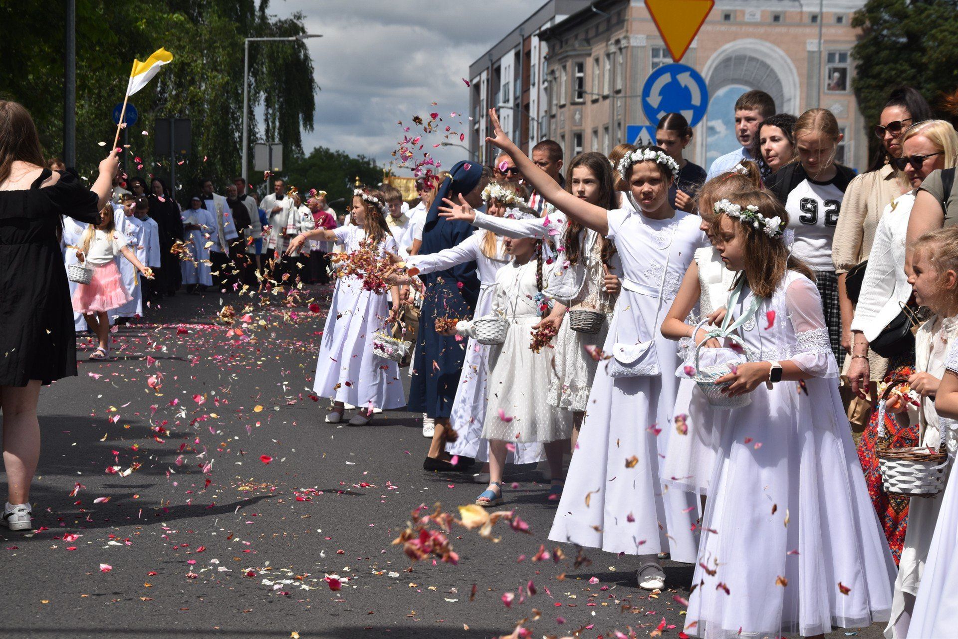Gorzowska procesja na Boże Ciało przeszła z katedry - ulicami Chrobrego, Jagiełły i Sikorskiego - na Stary Rynek.