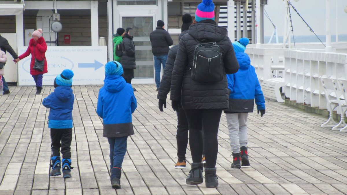 Stock Marek Bazak
Fot. Zofia i Marek Bazak/East News, 
Sopot N/z rodzina z trojgiem dzieci na spacerze zimowym.
ZOFIA BAZAK