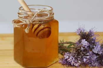 Reguluje ciśnienie i wspiera serce. O ten miód pytaj pszczelarzy