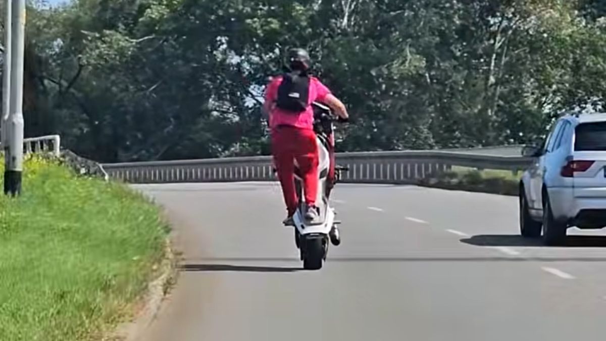 Motocyklista nagrany we Wrocławiu.