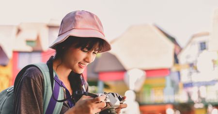 Bucket hat, czyli hit sezonu. Postaw na jeden z największych trendów, a nie pożałujesz
