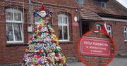 Choinka z pluszaków przed szkołą w Laskownicy. Dziecięca magia świąt