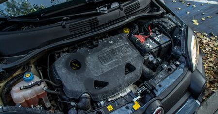 Co może piszczeć pod maską? Nie tylko pasek