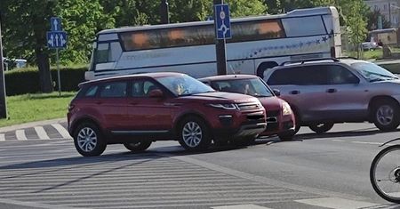 Zderzenie dwóch aut na rondzie Mohyły. Kierująca Range Rover myślała, że ma pierwszeństwo