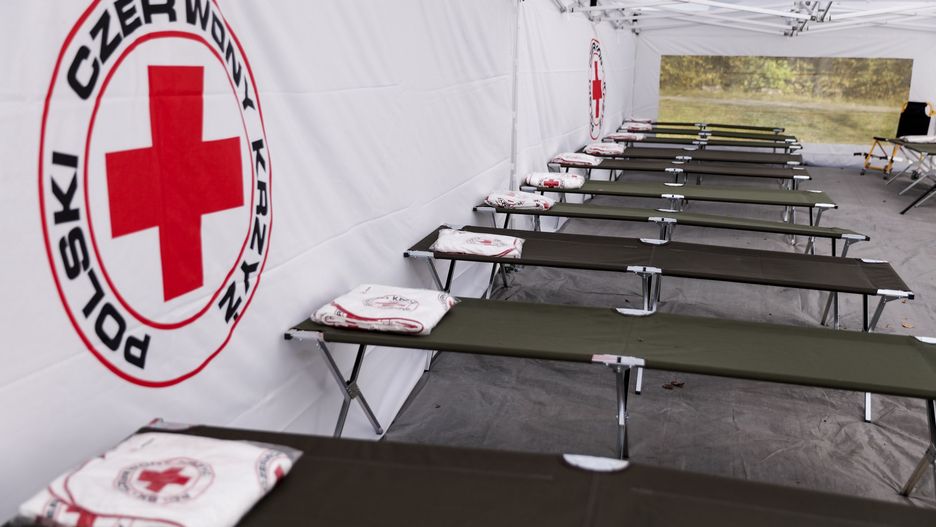 Koronawirus w Polsce. PCK tworzy miejsca dla chorych na COVID-19. Wsparcie Amazona kluczowe