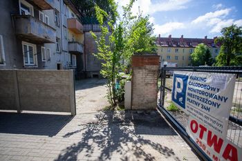 Słupsk: Betonowy mur niezgody. Mieszkańcy kamienicy zostali bez dojazdu na własne podwórko