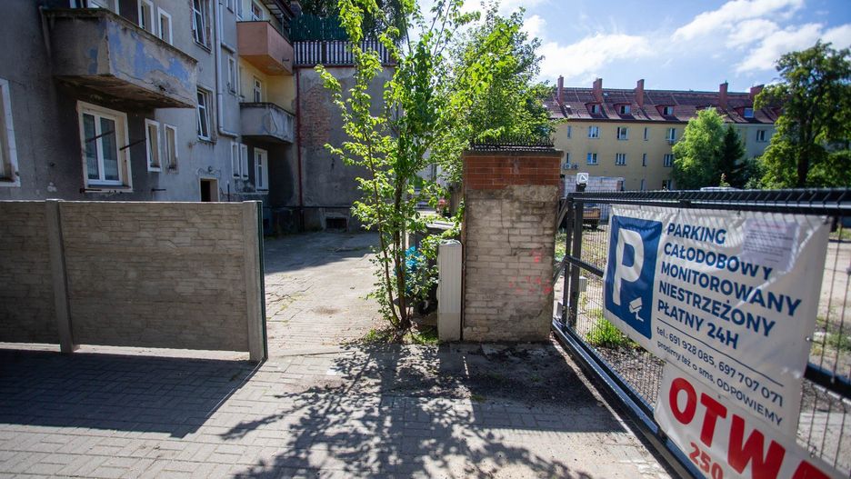 Betonowy mur uniemożliwia mieszkańcom kamienicy wjazd na własne podwórko