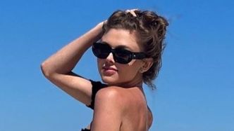 Joanna Opozda PRĘŻY opalone ciało w plecionym bikini. Fani dopytują: "Kto robił zdjęcia?" (FOTO)