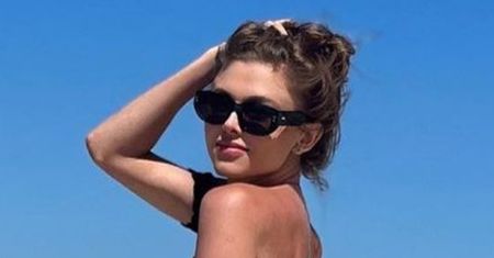 Joanna Opozda PRĘŻY opalone ciało w plecionym bikini. Fani dopytują: "Kto robił zdjęcia?" (FOTO)
